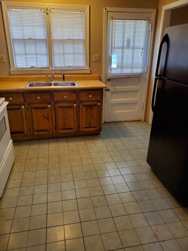 Building Photo - E 4th St Duplex