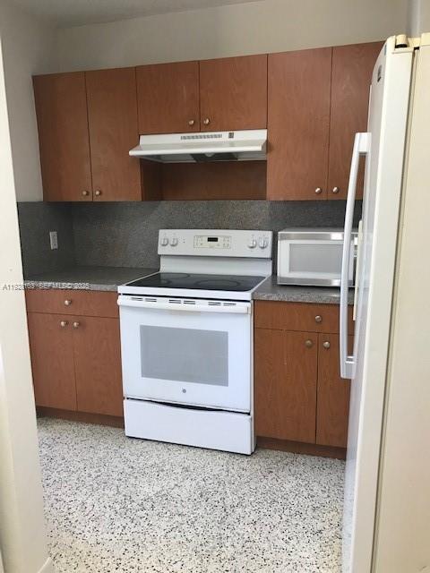 Building Photo - 270 NW 44th Ave