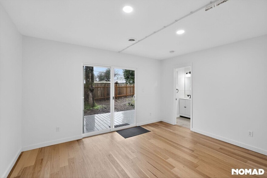 Building Photo - 375 SW Devon Ln