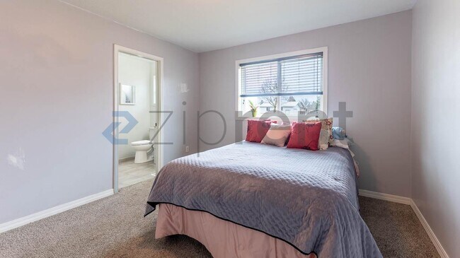 Building Photo - 7125 N Crestline St