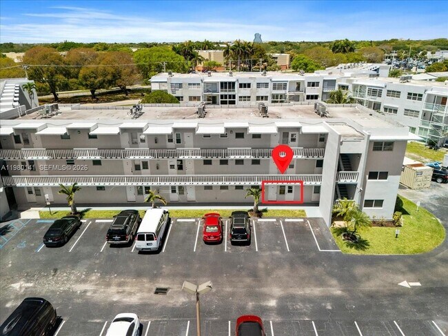 Building Photo - 2200 Park Ln