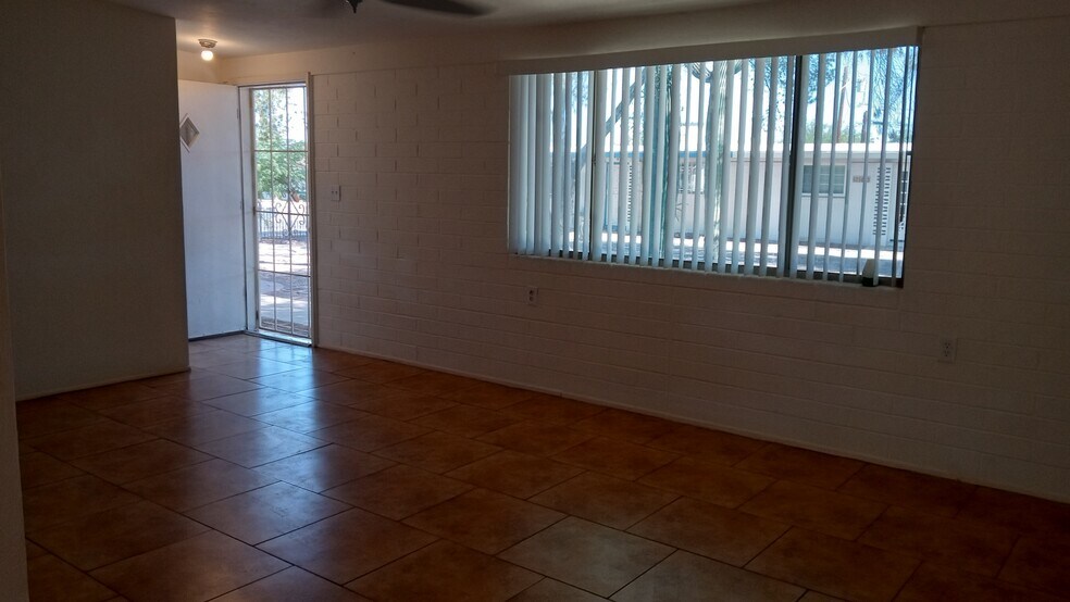 Living room - 5071 S Cherry Ave