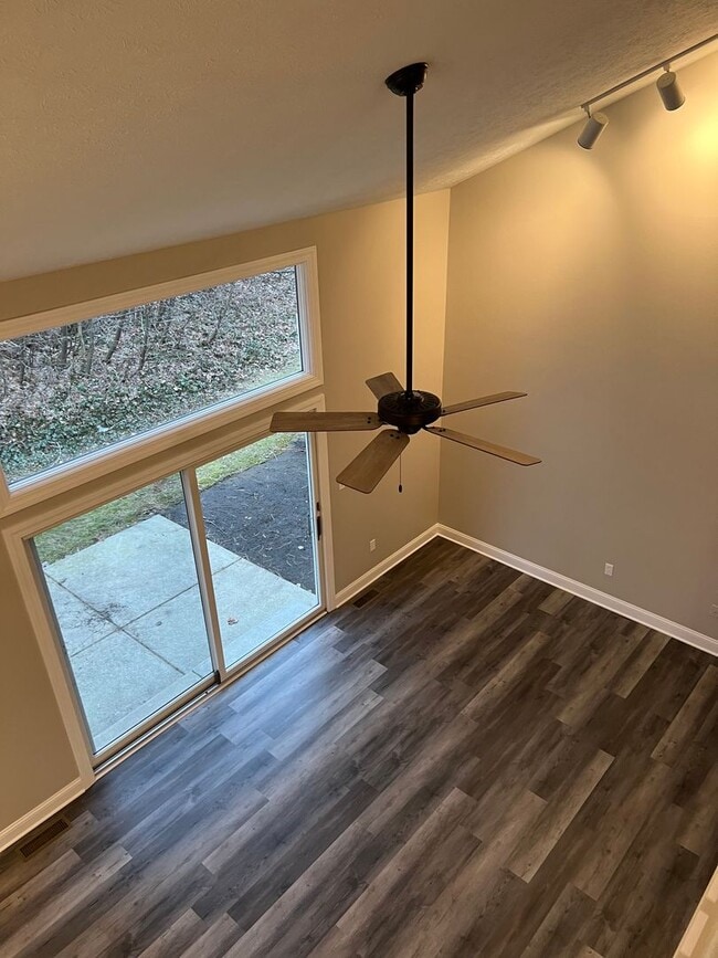 Building Photo - Remodeled 3 Bedroom 2 Bath Condo