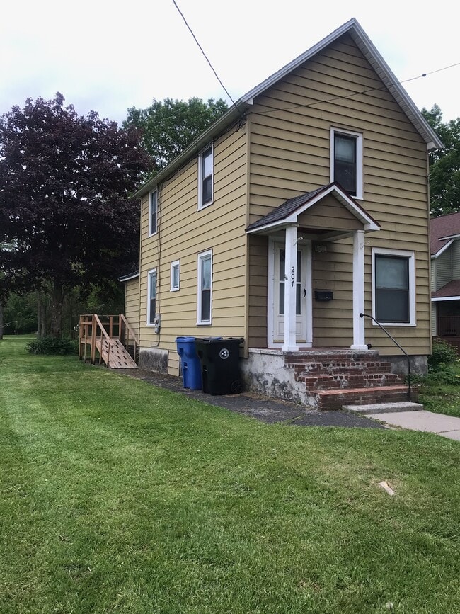 Primary Photo - 207 Central Ave