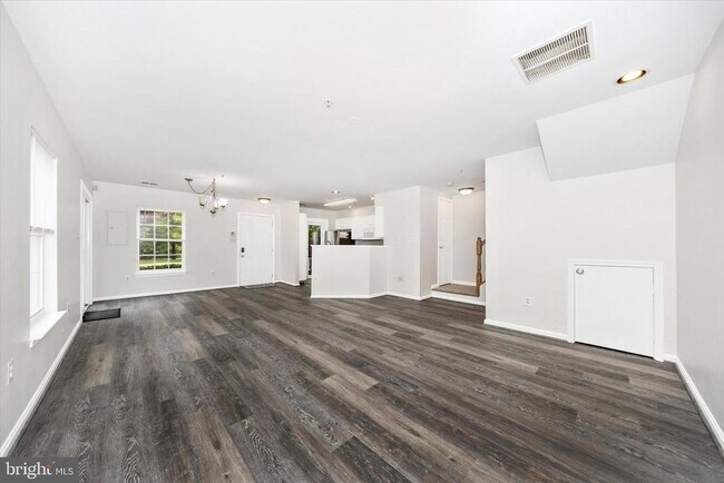 Building Photo - 4960 Clarendon Terrace