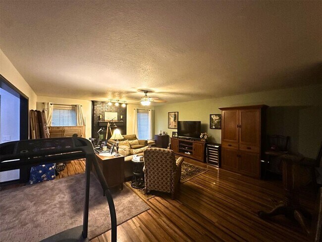 Building Photo - 6913 N Spinnaker Ln
