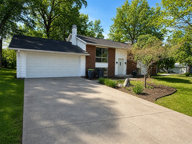 Building Photo - Large 5 Bedroom Home - West Lafayette