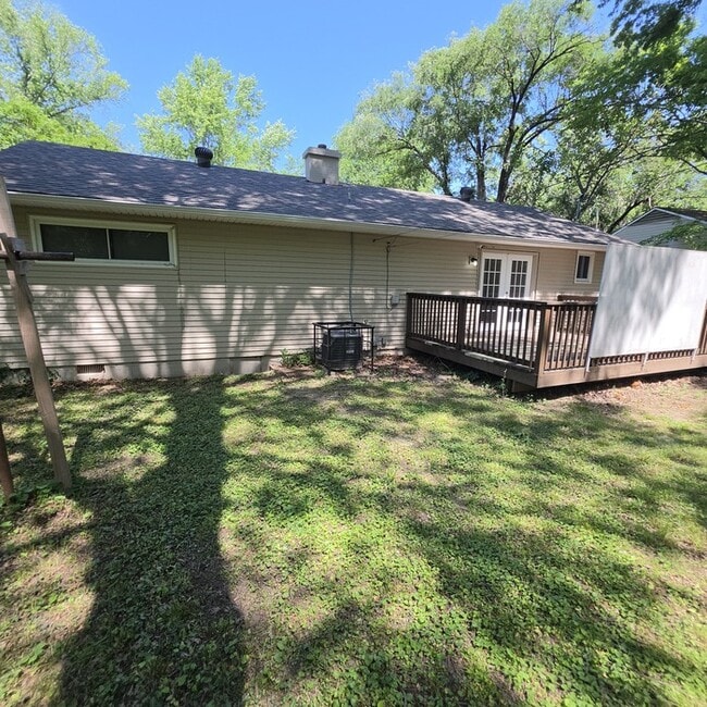 Building Photo - Spacious 4 bedrooms and 1 bath home located on Manchester Ave in Kansas City, MO