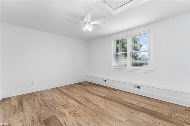 Building Photo - One-of-a-Kind 6-Bedroom Property