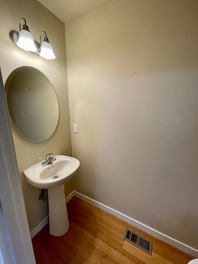 Building Photo - 3 Bedroom 2.5 Bathroom Townhome in Cordata...