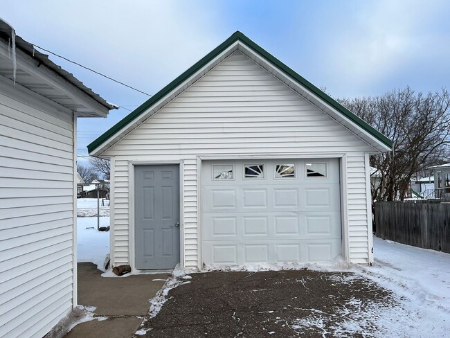 Building Photo - 2 bed 1 bath Single Family Home in Wausau