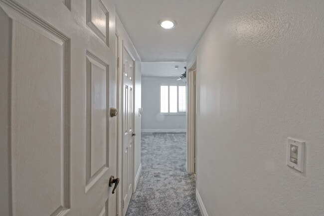 Building Photo - NICELY REMODELED, 2BR2.5BA, 1700 SQ FT CON...