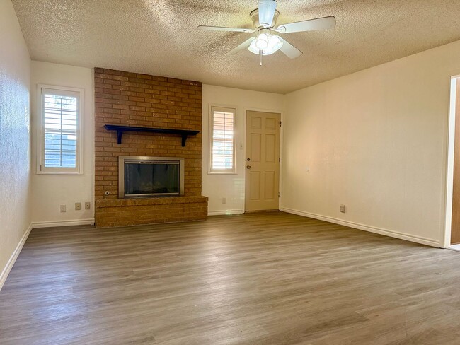 Building Photo - House For Rent