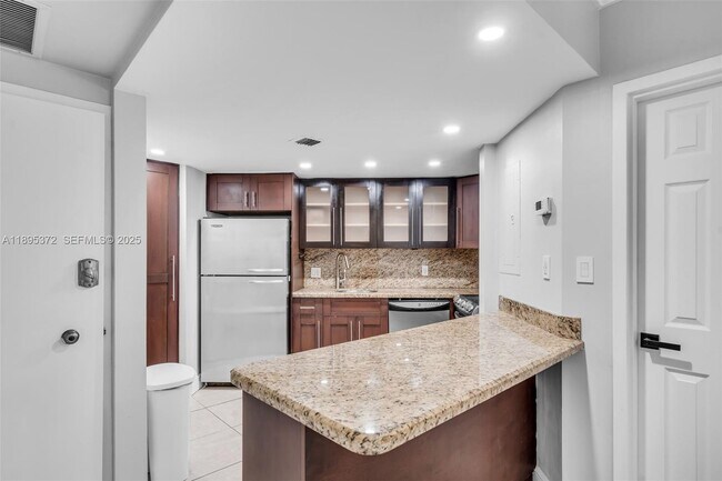 Building Photo - 999 Brickell Bay Dr