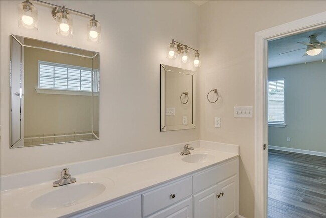 Building Photo - 614 Ventana Dr