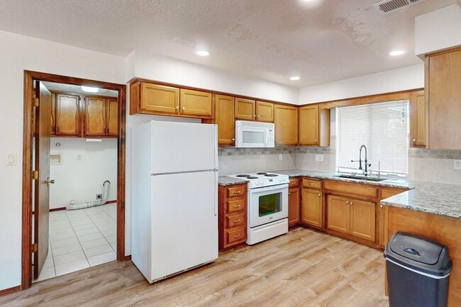 Building Photo - NE Brick Ranch 3/Bd 2/Ba 2 Cg 1782/sf