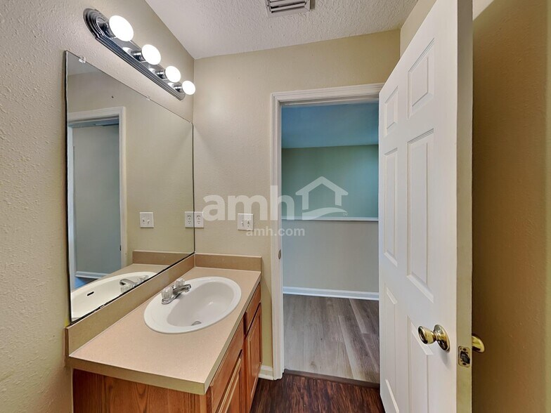 Building Photo - 11484 Brian Lakes Dr N