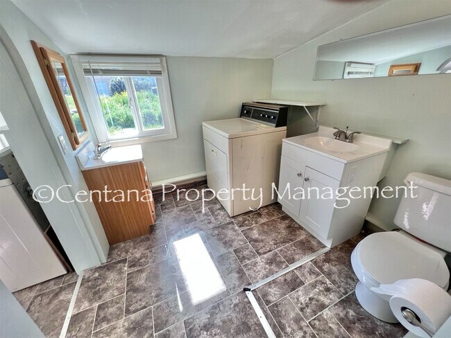Building Photo - Pet friendly house on Washington!