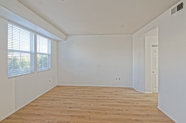 Building Photo - Bright & Airy, Recently Updated 3rd Floor Apartment in the Catalina Building Across from Central ...
