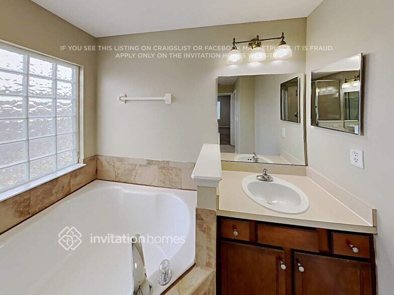 Building Photo - 921 Las Navas Pl