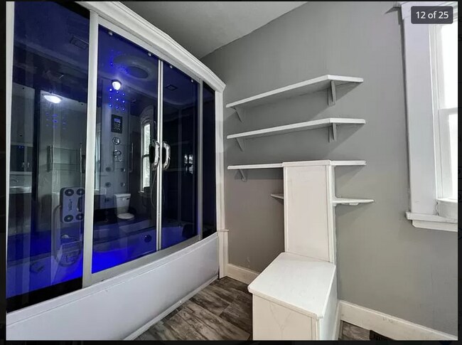 Building Photo - 829 10th St SW