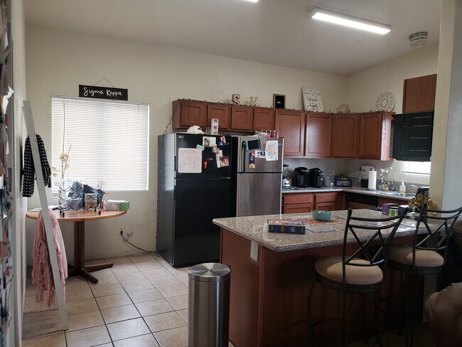 Building Photo - 842 E Lester St