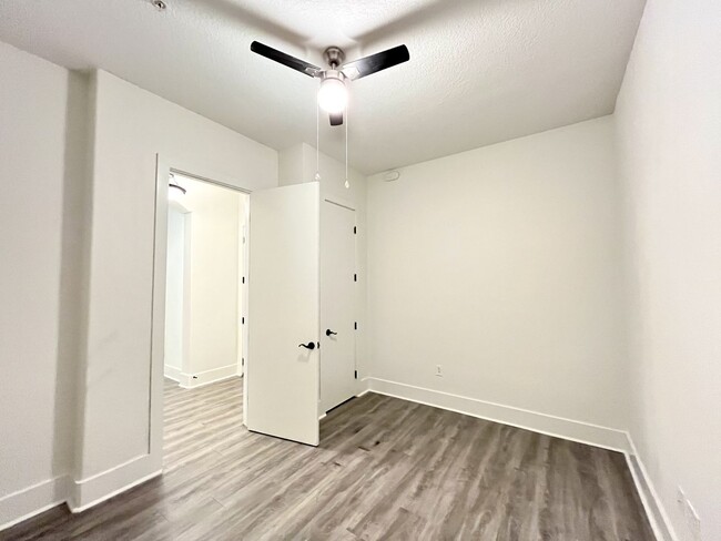 Building Photo - BEAUTIFUL CONDO WITH AMENITIES NEAR VANDERBILT!