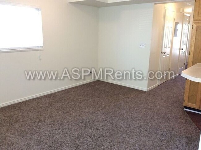 Building Photo - W Jordan Nice 3 Bed 2 Bath Townhome with pool