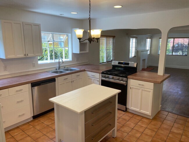 Building Photo - Private Single Family Home in Central Quie...