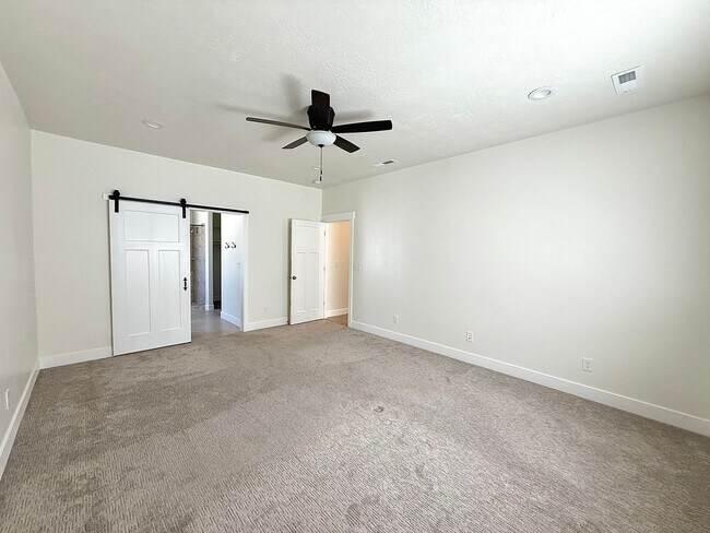Building Photo - Single-Level 2 Bed / 2 Bath | Garage Available June 1st
