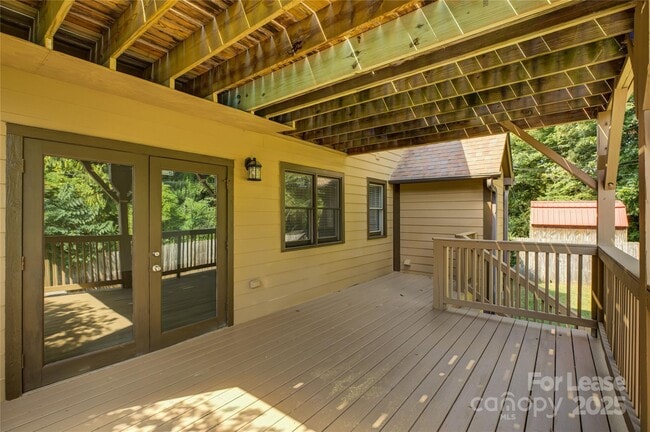 Building Photo - 448 N Summit Ave