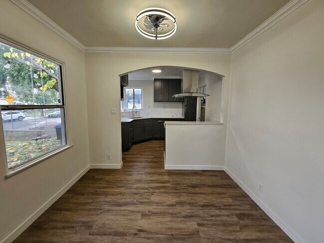 Building Photo - 931 N Screenland Dr