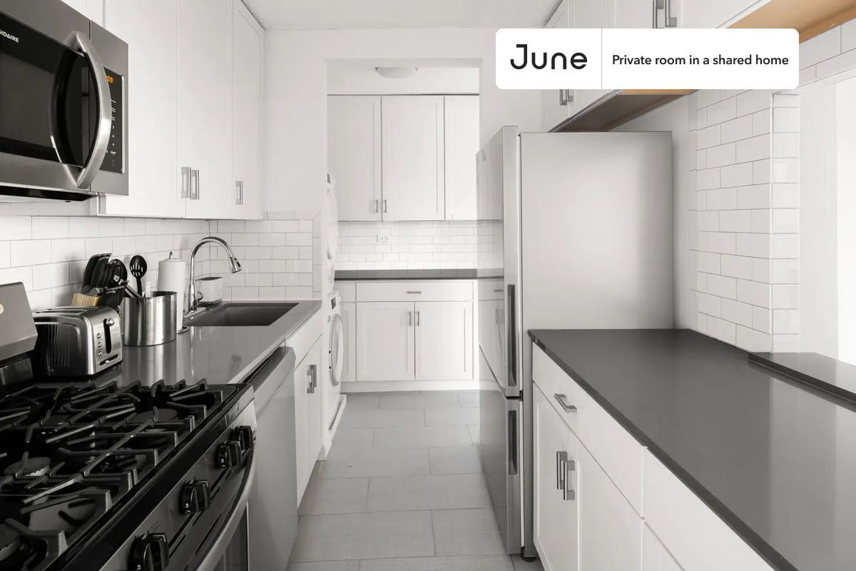 Building Photo - Modern ROOM at The Heritage House