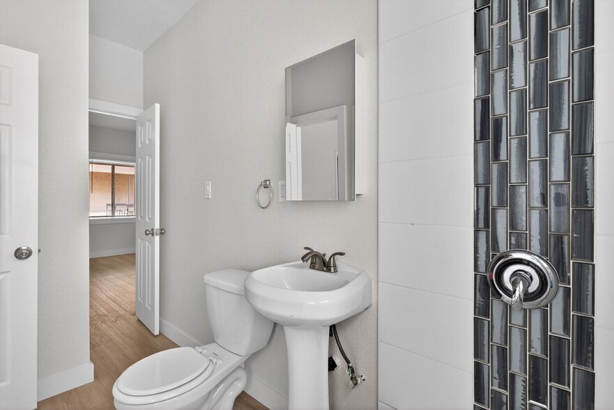 Building Photo - 915 Cherry Ave