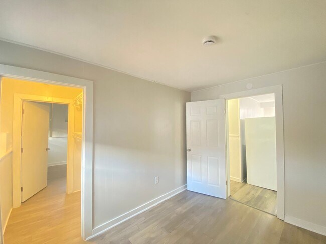 Building Photo - 30 Thorwald Ave