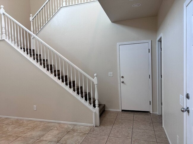 Building Photo - 2820 Dowitcher Ave