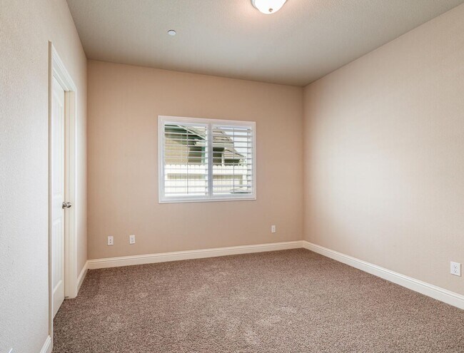Building Photo - Amazing 3 Bedroom+Flex Room/2 Bath/3 Car G...