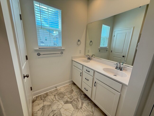 Building Photo - 3 Bedroom 2.5 Bath House in Hawthorne Land...