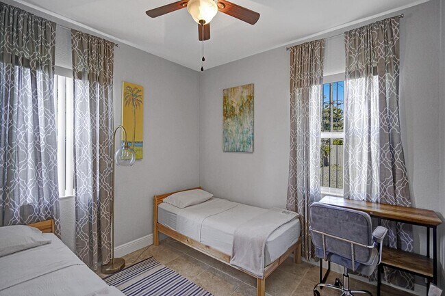 Building Photo - 1417 N Andrews Ave