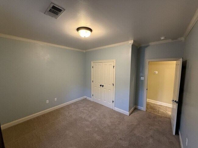 Building Photo - Charming 3 Bedroom Home in Willowbrook Subdivision!