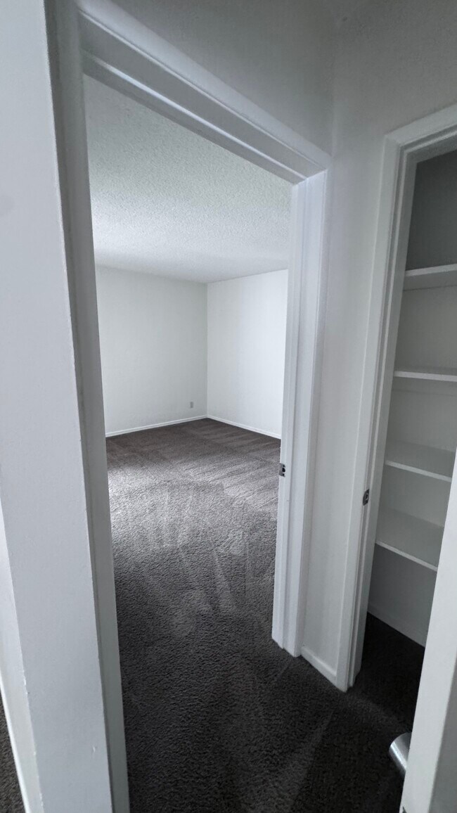 Ensuite bedroom - 11983 Walnut Ln