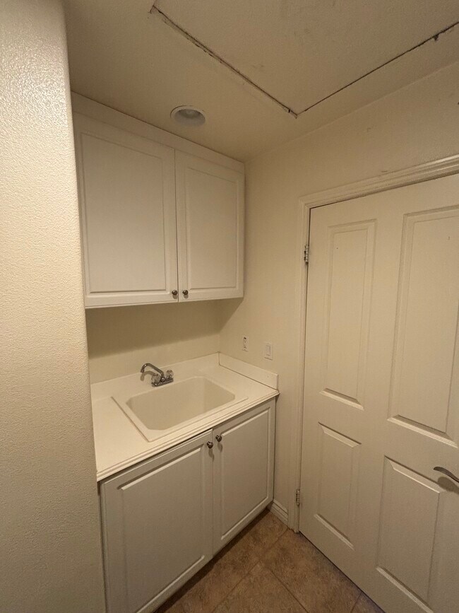 Building Photo - 595 Vista Bonita