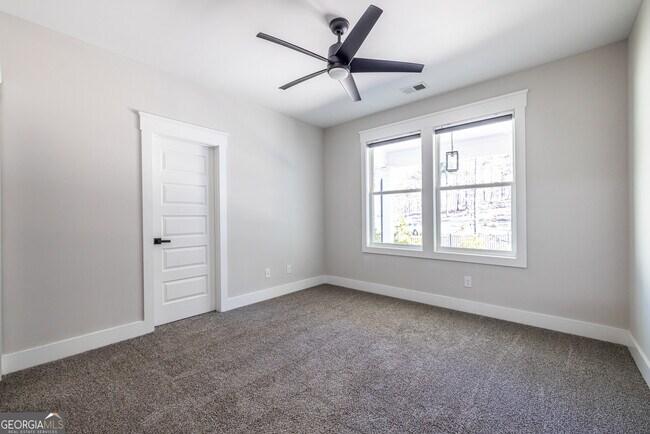 Building Photo - 1131 Pinehurst Dr