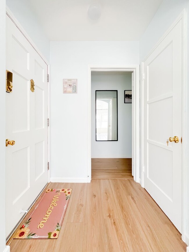 Building Photo - Charming Stand-Alone Home - 3BR/1BA with Parking