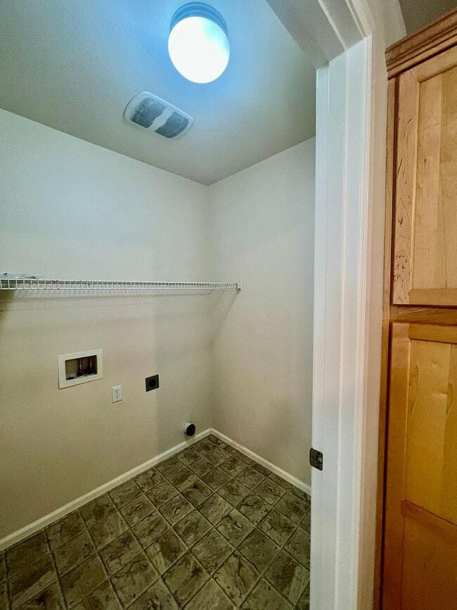 Building Photo - 2-Story Townhouse