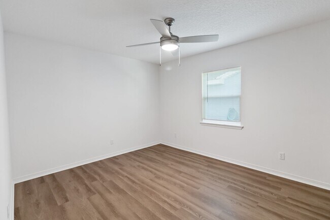 Building Photo - MOVE IN SPECIAL- Beautiful Newly Renovated 2/1 Duplex in St. Cloud - No HOA