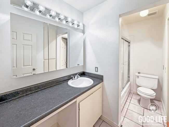 Building Photo - Charming 1B/1BA Condo in Bay Ho w/ Walk-In Closet, Ceiling Fans & New Flooring!