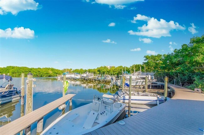 Building Photo - 900 Cove Cay Dr
