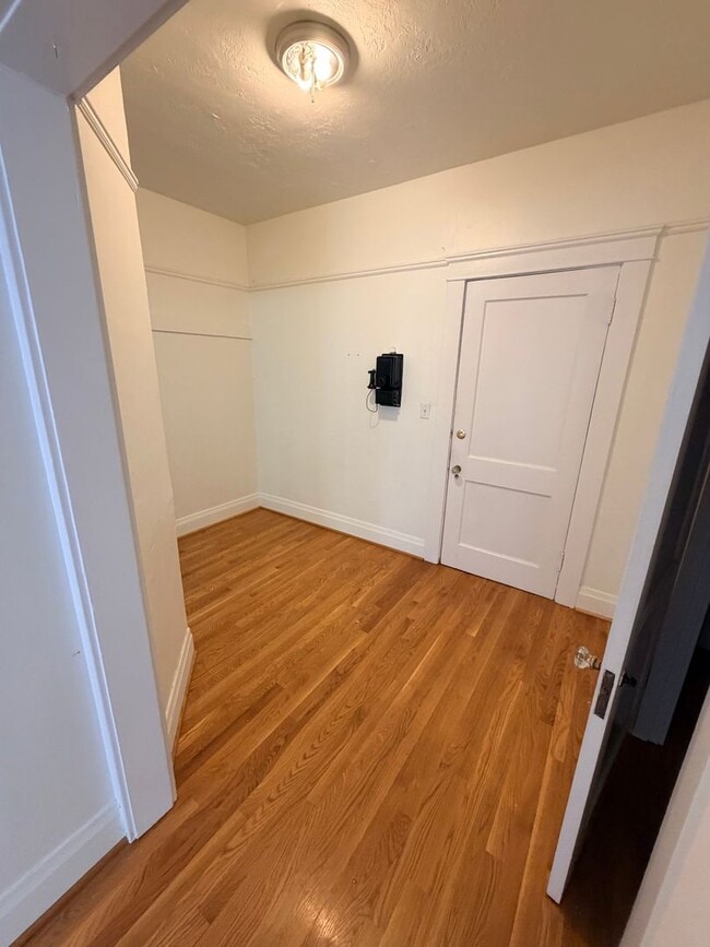 Building Photo - Studio Second Floor Unit Ladd's Addition/Hawthorne District