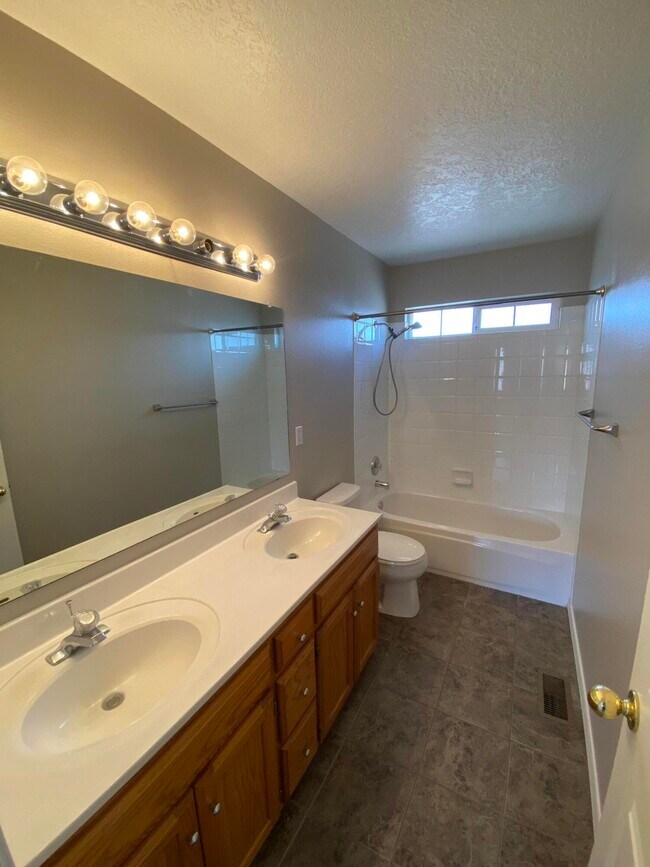 Building Photo - 7305 Peregrine Rd NE